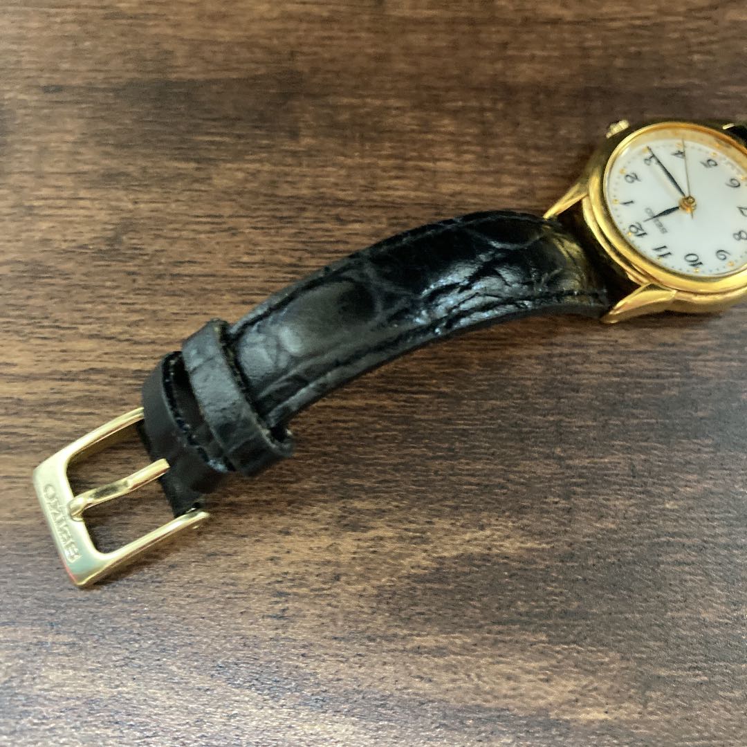 Seiko V701-1930 Analog Quartz Women