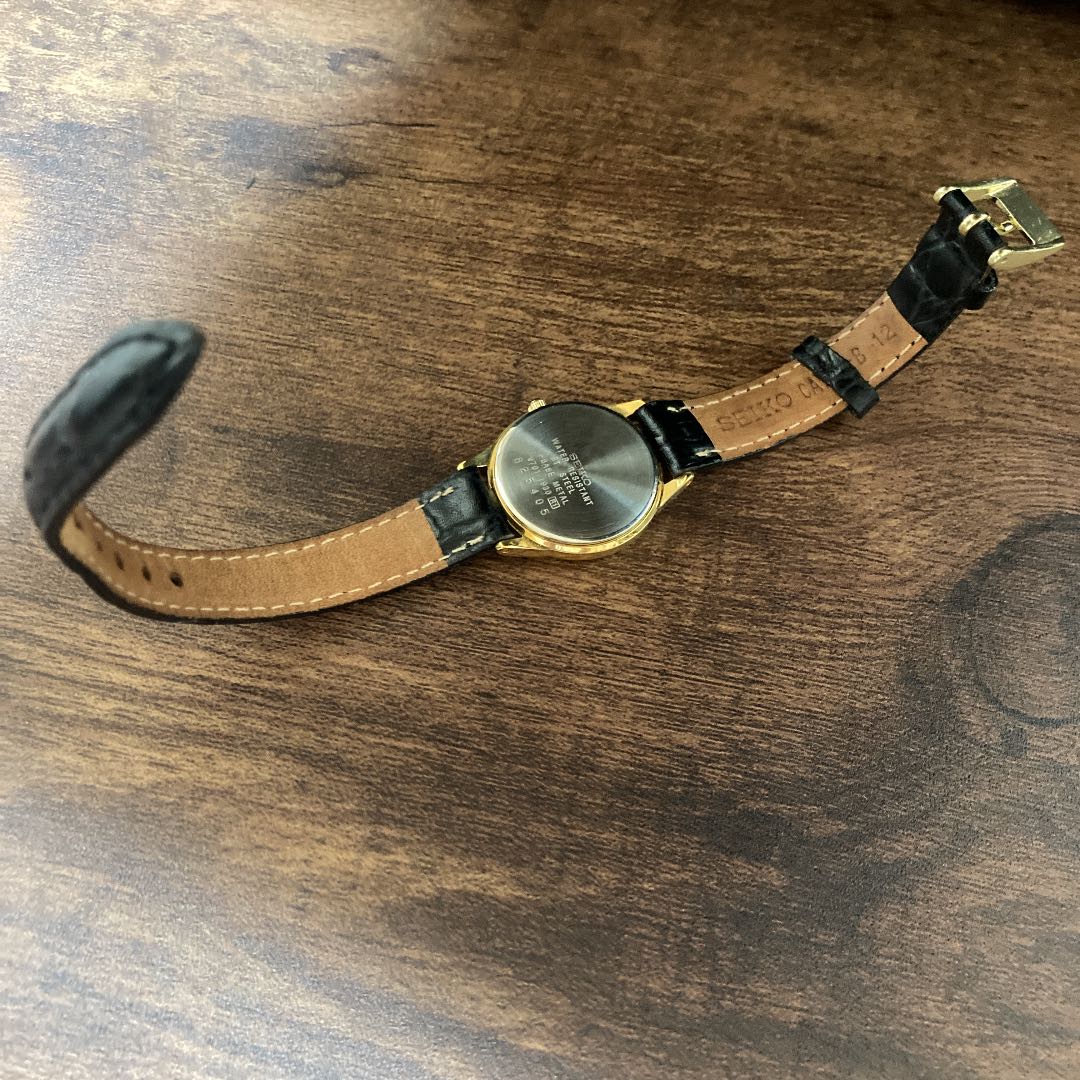 Seiko V701-1930 Analog Quartz Women