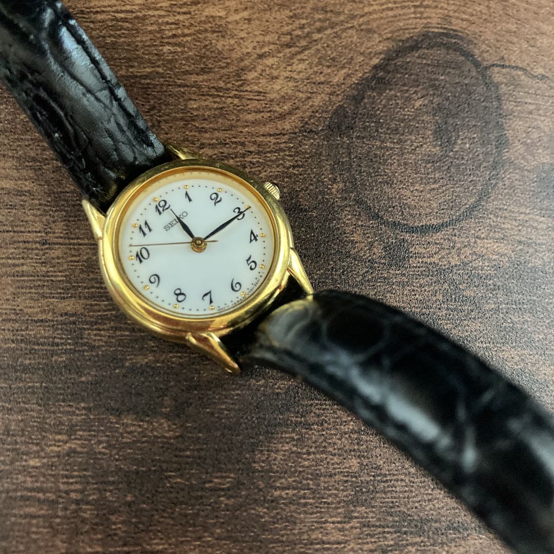 Seiko V701-1930 Analog Quartz Women