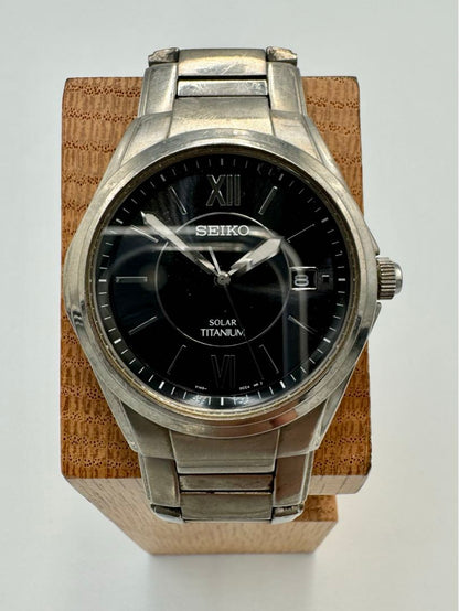 Seiko Spirit V145-0BA0 Analog Quartz Unisex Adults Solar Titanium Vintage Day Date Black Dial Men'S Watch Japan