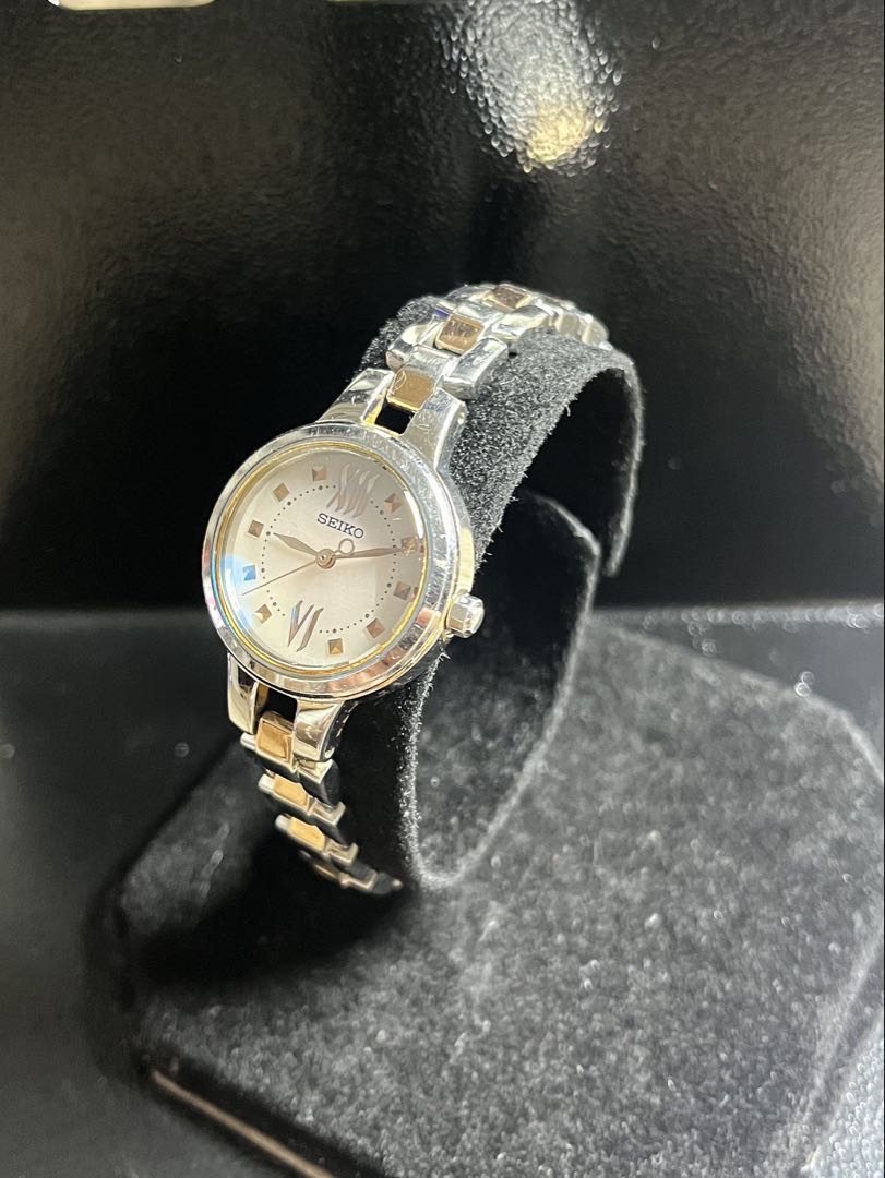 Seiko V111-0BW0 Analog Quartz Women