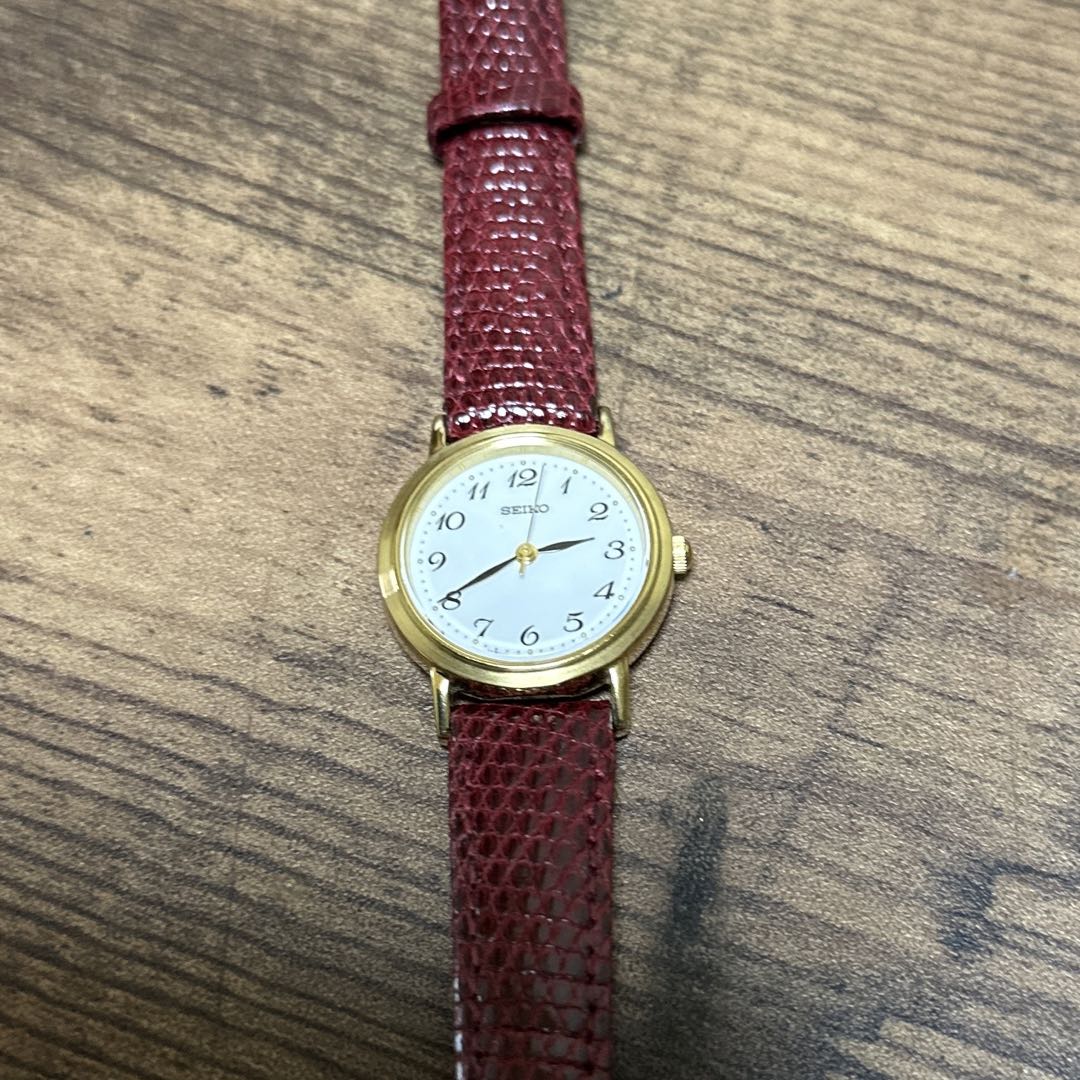 Seiko 1N01-0BA0 Analog Quartz Women