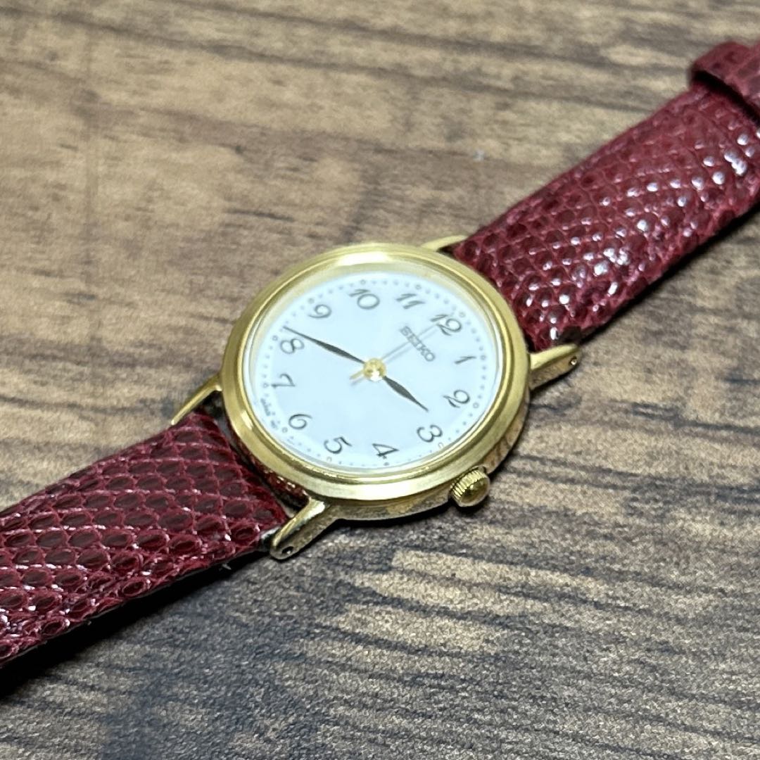 Seiko 1N01-0BA0 Analog Quartz Women