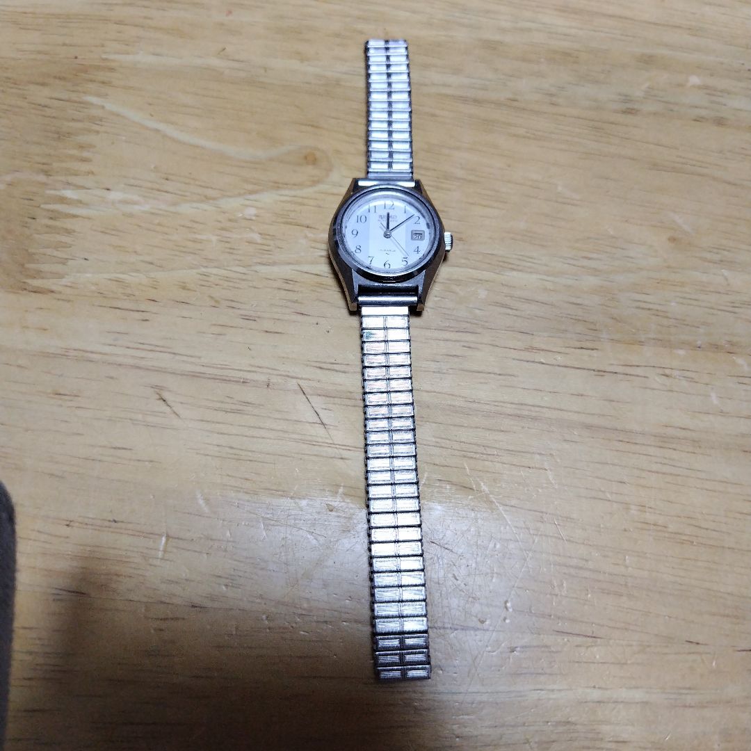 Seiko 2205-0704 Analog Mechanical (Manual) Women
