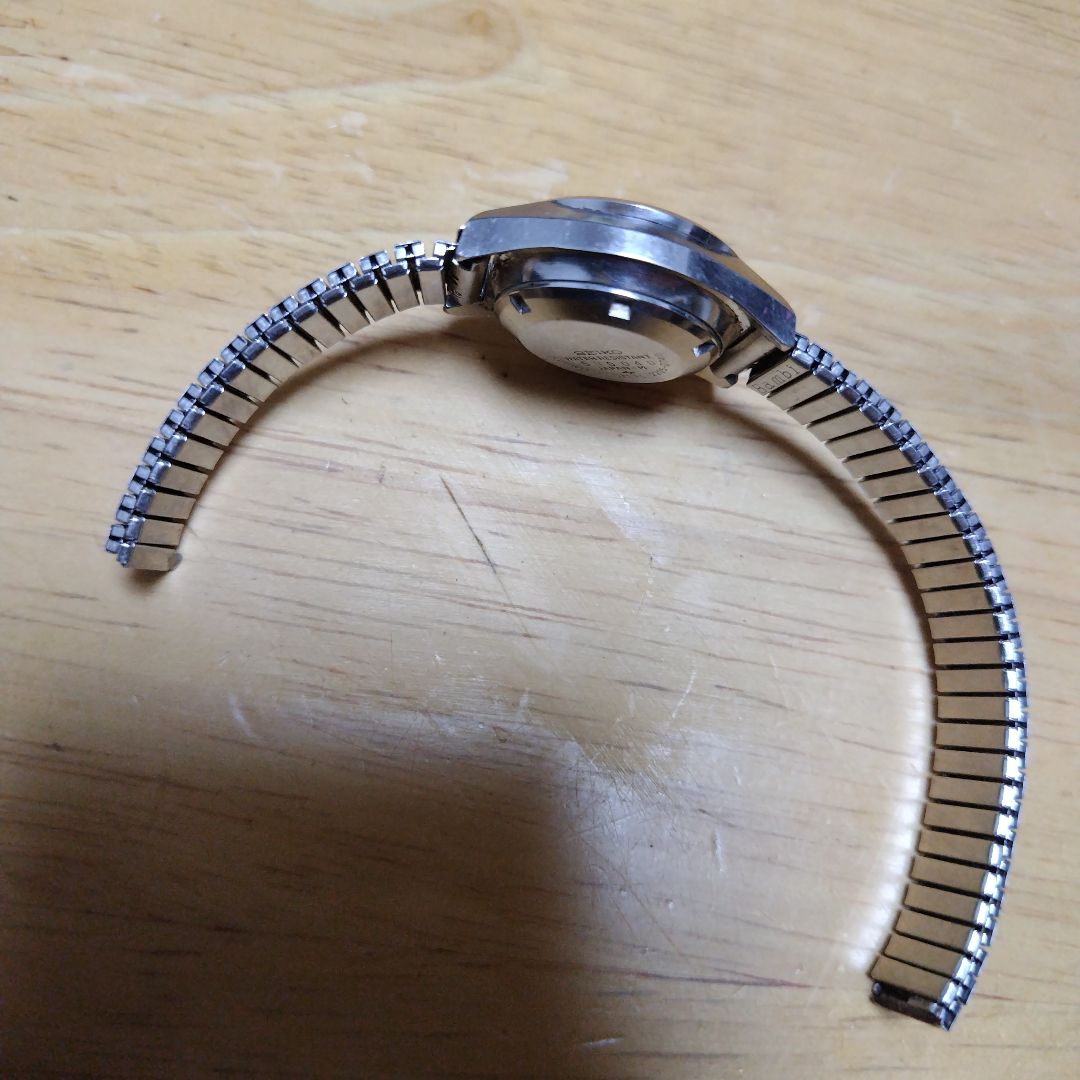 Seiko 2205-0704 Analog Mechanical (Manual) Women