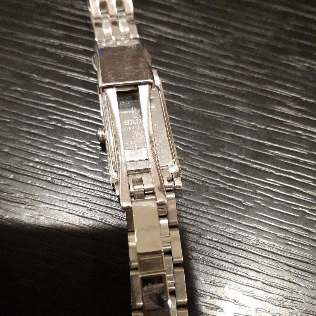 Seiko 1N01-0BF0 Analog Quartz Women