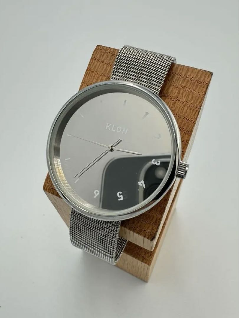 Klon Analog Quartz Men Watch Mirror Dial Damaged Strap