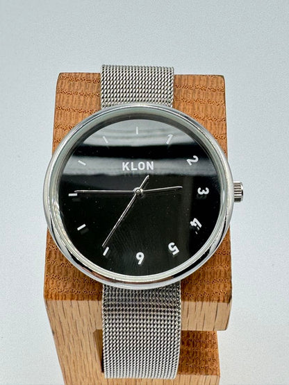 Klon Analog Quartz Men Watch Mirror Dial Damaged Strap
