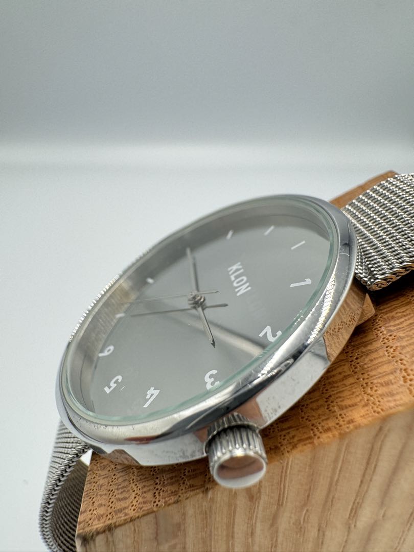 Klon Analog Quartz Men Watch Mirror Dial Damaged Strap