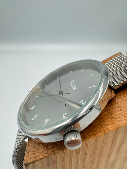 Klon Analog Quartz Men Watch Mirror Dial Damaged Strap