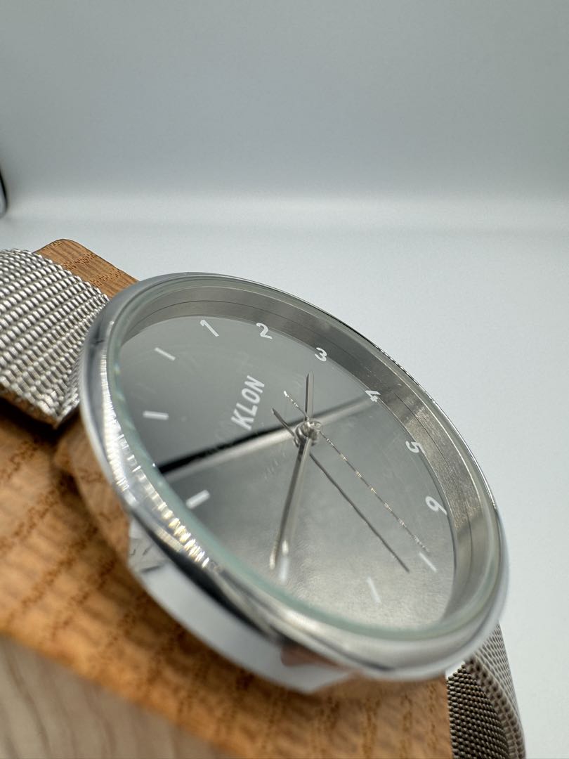Klon Analog Quartz Men Watch Mirror Dial Damaged Strap