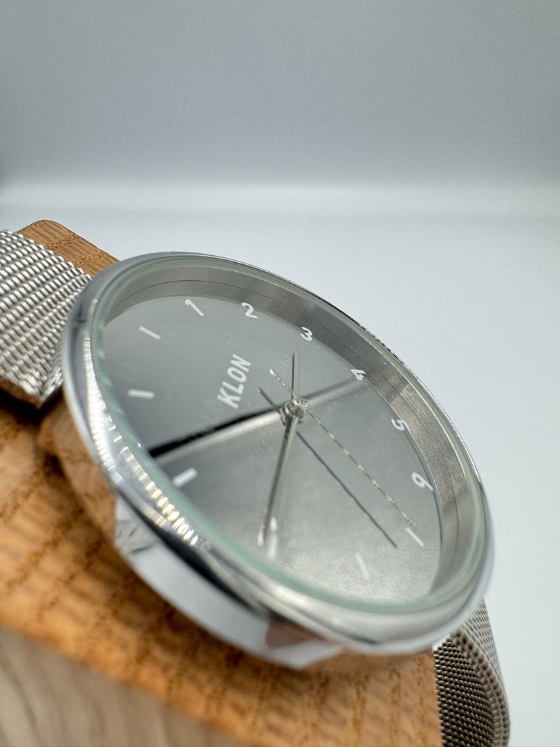 Klon Analog Quartz Men Watch Mirror Dial Damaged Strap