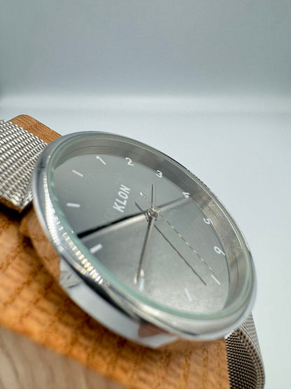 Klon Analog Quartz Men Watch Mirror Dial Damaged Strap